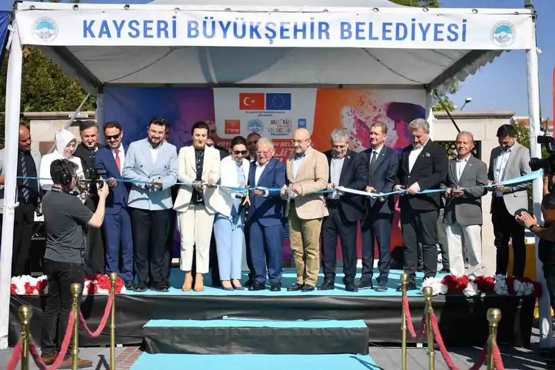 Kayseri Büyükşehir Mobil Dijital Gençlik Merkezi açıldı