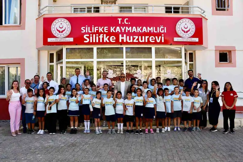 Öğrenciler, huzurevi sakinlerinin gönlüne dokundu
