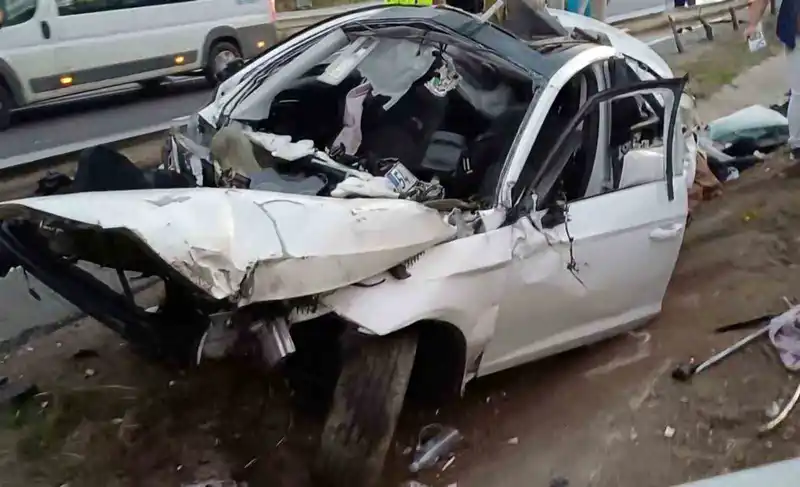 İşe gitmek isterken ölümden döndü: Otomobil parçalandı, sürücü fırlayıp altına sıkıştı
