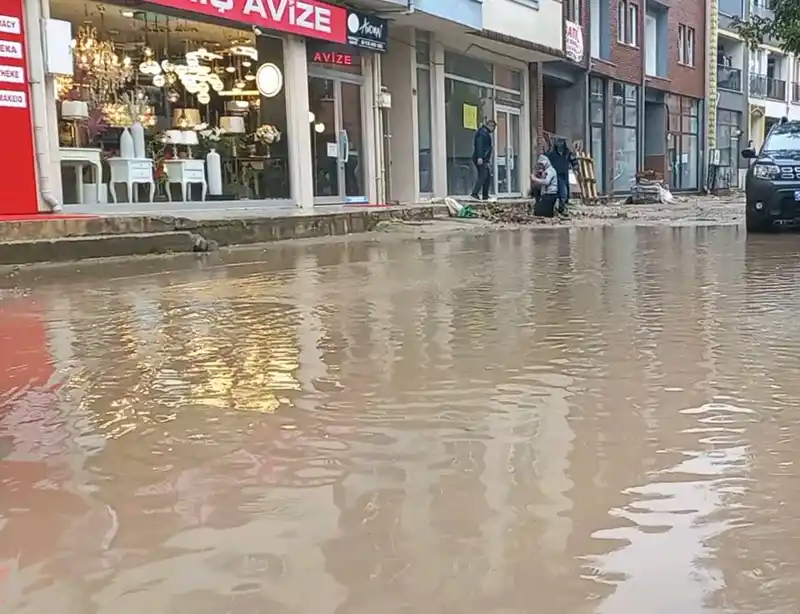 Edirne’de cadde ve sokaklar sular altında kaldı, vatandaşlar ellerinde kovalarla su tahliyesi yaptı
