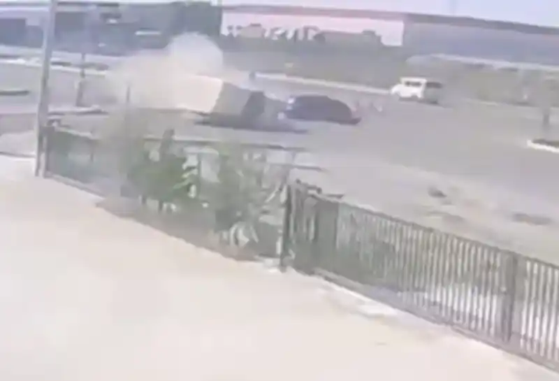 Otomobilin kamyonetle çarpıştığı kaza kameraya yansıdı: 2 yaralı
