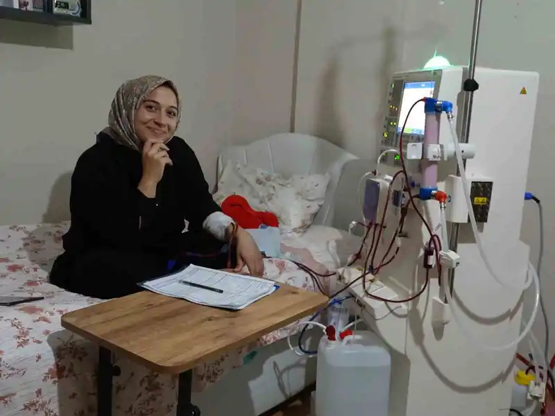 Evinde kendi diyalizini kendisi uyguluyor
