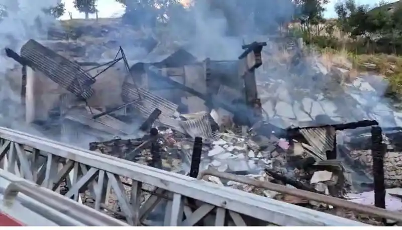 Yangın çıkan ev çöktü, iki kardeş enkaz altında aranıyor
