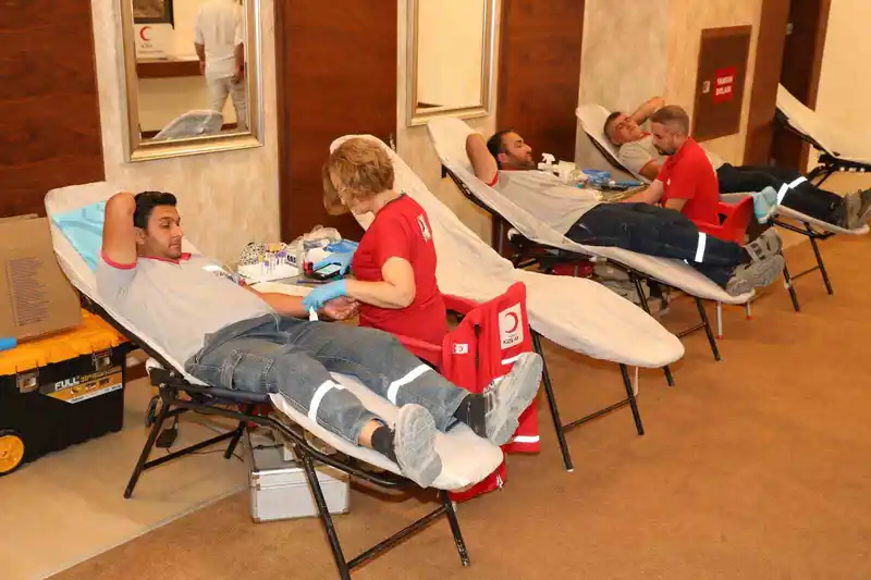 AOSB’de kan ve kök hücre bağışı kampanyasına yoğun ilgi
