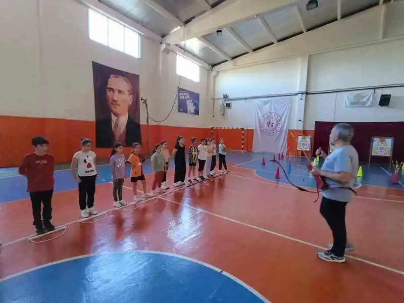 Sarıgöllü gençler ve çocukların ilgi alanı okçuluk sporu
