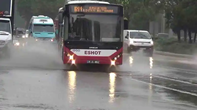 İzmir’de etkili olan sağanak yağış, günlük yaşamı zorlaştırdı
