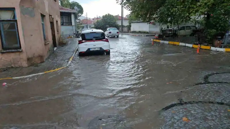 Sındırgı’da sağanak yağış hayatı olumsuz etkiledi
