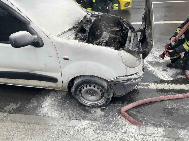 Seyir halindeki otomobil alev aldı
