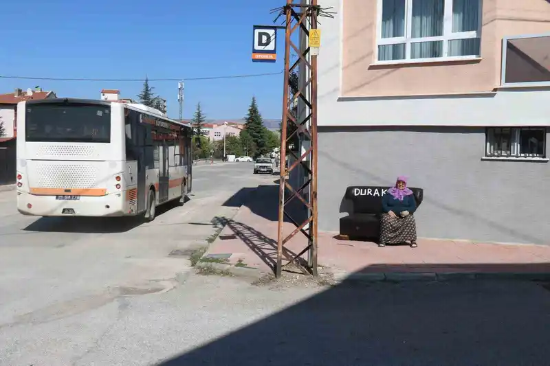 Belediyenin oturacak yer yapmadığı duraklara vatandaş evinden koltuk getirdi
