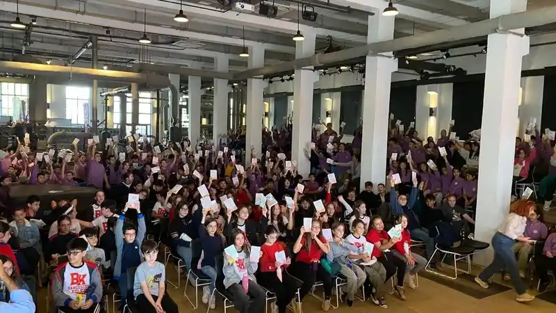 Behiç Ak, Sinoplu minik okurlarla buluştu
