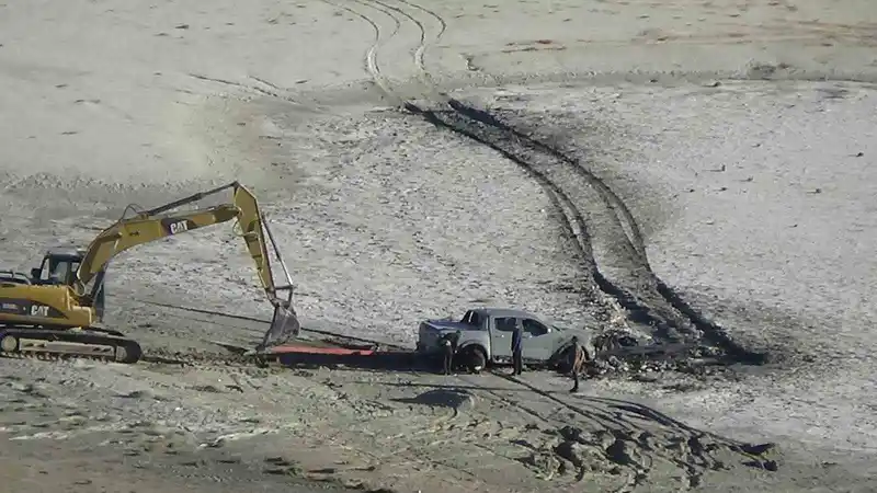 Meke Gölü’nde bataklığa saplanan aracı kurtarma operasyonu
