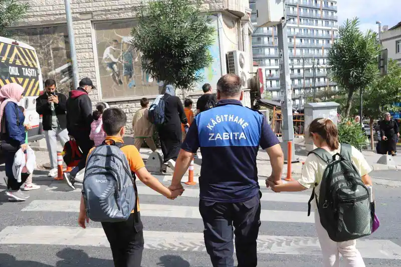 Kağıthane’de çocukların güvenliği için okul önlerinde denetimler sıklaştırıldı
