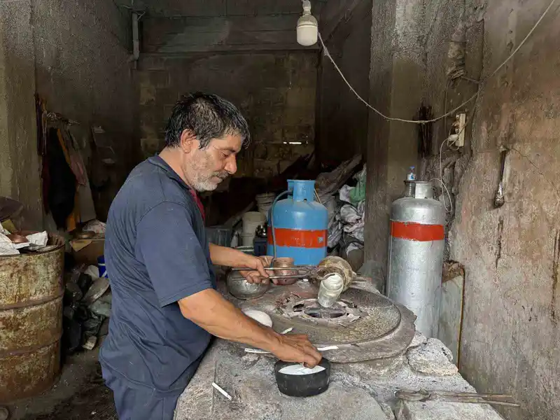 Bakır kalaycısı, 7 yaşında başladığı mesleğini 58 yıldır aşkla sürdürüyor
