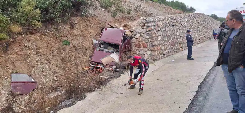 Kayganlaşan yolda otomobil istinat duvarına çarptı: Karı koca hayatını kaybetti
