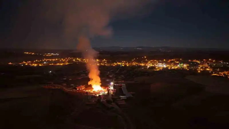 650 ton saman balyası kundaklandı: Yaklaşık maddi zarar 2 milyon lira

