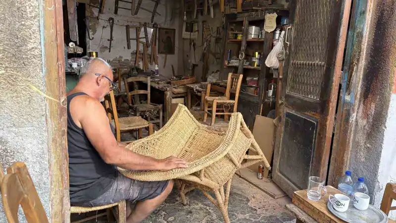 KKTC’de yaşayan 66 yaşındaki Öke, hasır iskemle geleneğini sürdürüyor
