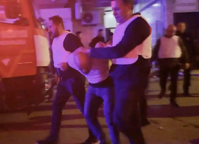 Boşandığını eşini darp edip çocuklarını bıçakla rehin alan şahıs tutuklandı
