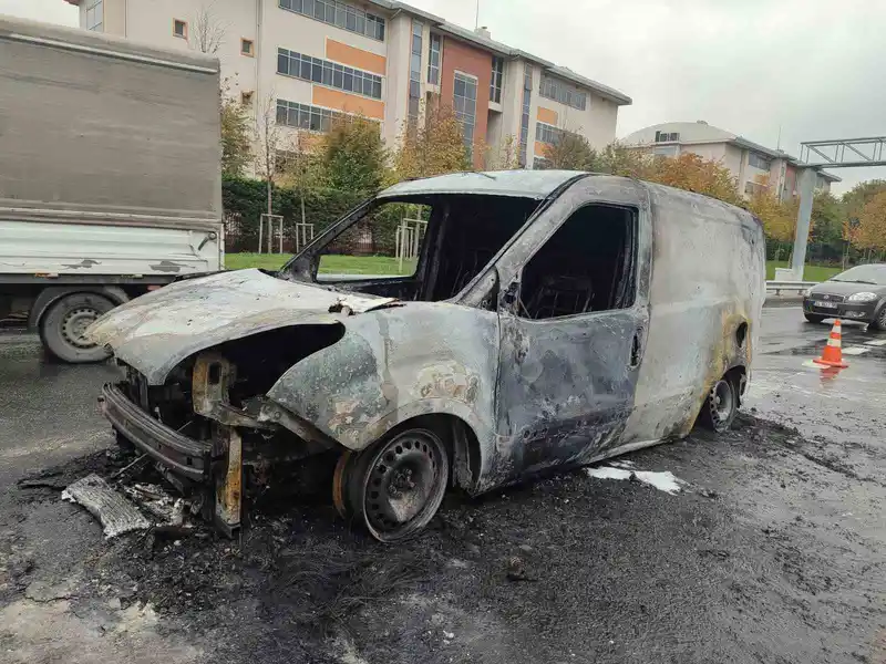 Bayrampaşa’da alev alev yanan araçtan geriye demir yığını kaldı
