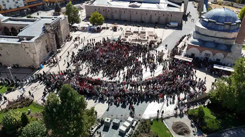 Sivaslı öğrenciler Gazze için tek vücut oldu
