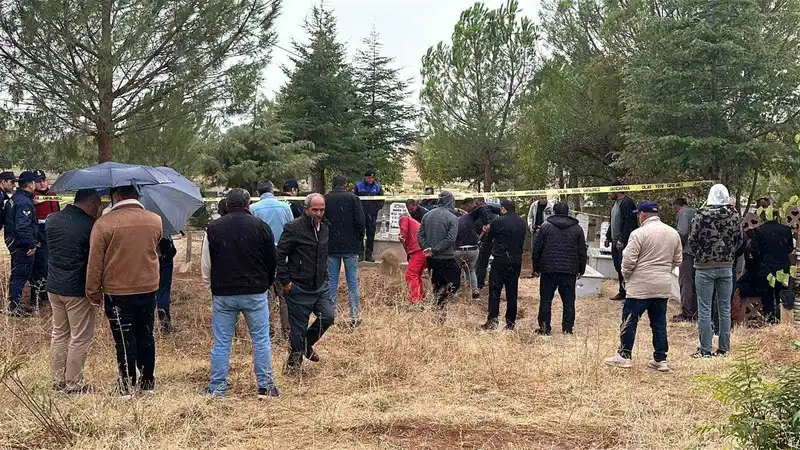 Uşak’ta iki cenaze karıştı: Yanlış defin sonrası mezar açıldı
