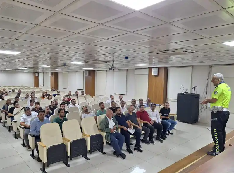 Siirt’te toplu taşıma şoförlerine trafik güvenliği eğitimi verildi
