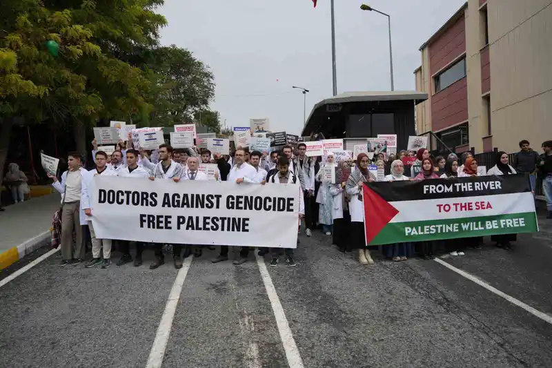 Geleceğin hekimlerinden Gazze için ‘sessiz’ yürüyüş
