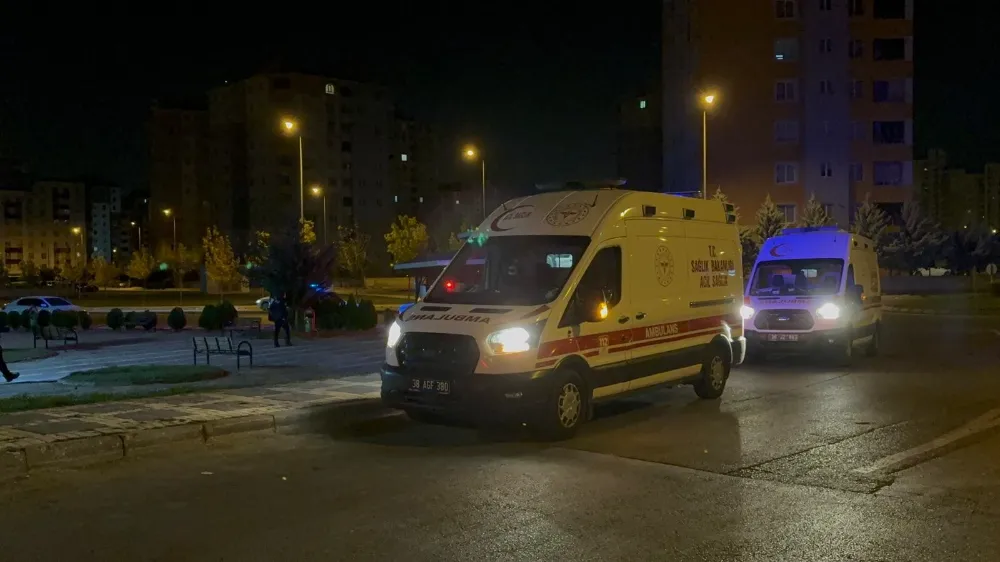 Parkta bıçaklı kavga: 2 yaralı