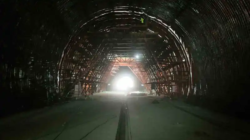 Ankara ile İzmir arasındaki seyahat süresini 3,5 saate düşürecek projede Köroğlu Tüneli’nde ışık göründü
