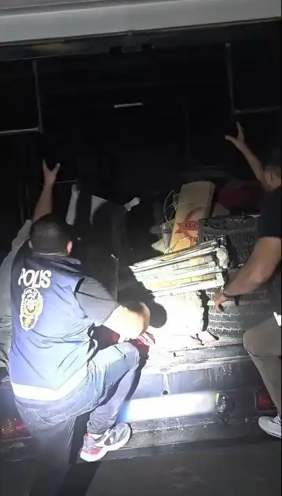Aracın fan ve klima düzeneğinin içerisinde 11 düzensiz göçmen çıktı
