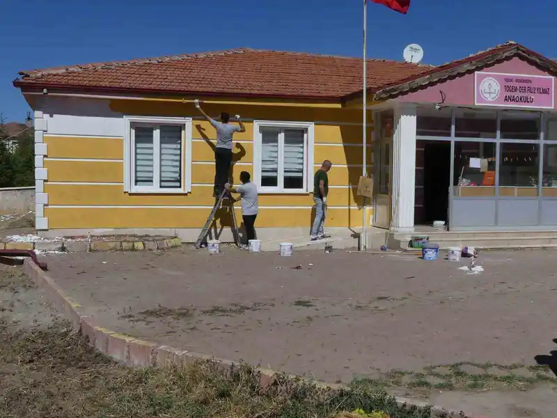 İnfaz Koruma memurları boş vakitlerinde okulların bakım ve onarımlarını gerçekleştiriyor
