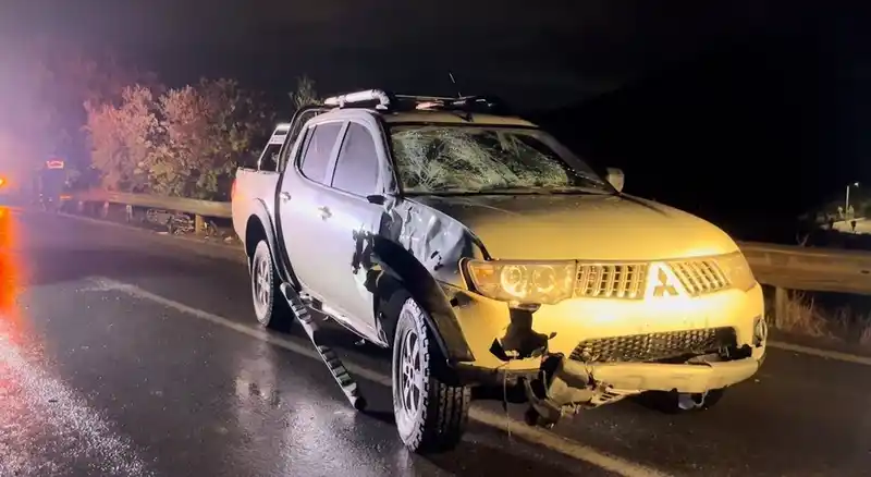 İzmir’de pikap ile elektrikli bisikletin çarpıştığı kazada 2 kişi öldü
