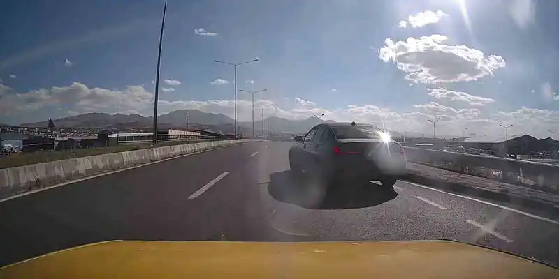 Erzurum-Artvin karayolunda tehlikeli anlar: Kontrolsüz şekilde ana yola çıkan araç kazaya neden oluyordu
