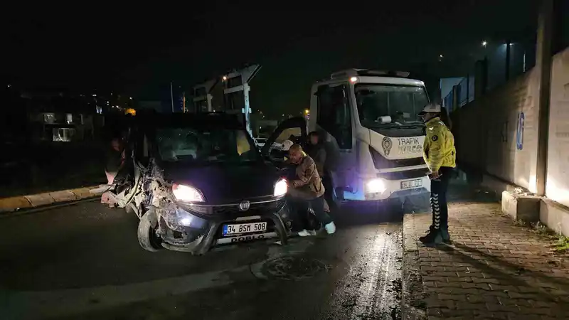 Park halindeki tıra çarpan sürücü, ağır hasar alan aracını bırakıp kaçtı
