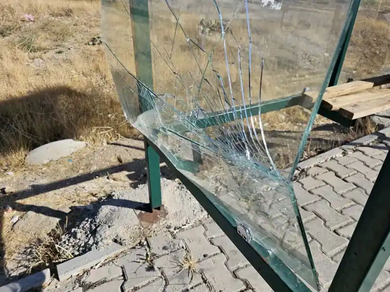 Elazığ’da şehir magandaları durağın camlarını kırdı
