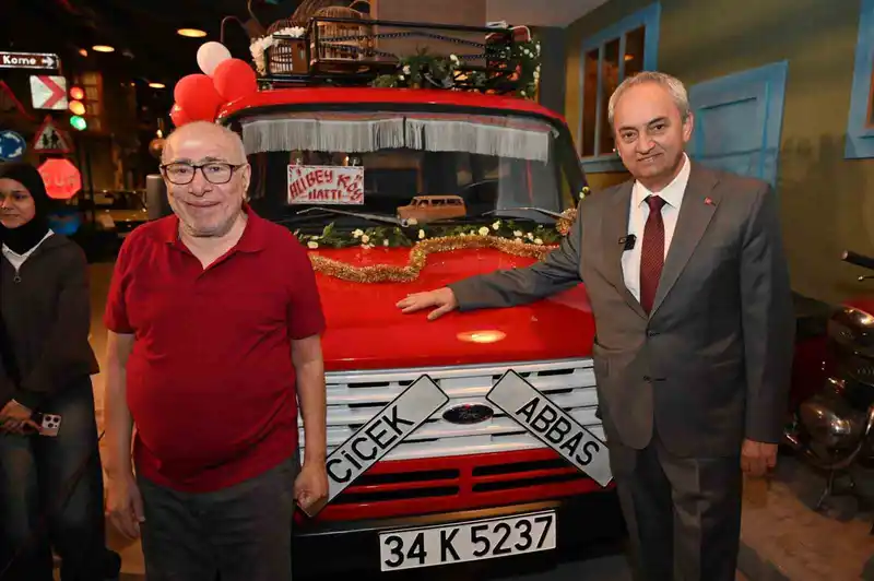 Çiçek Abbas, yıllar sonra minibüsüyle buluştu
