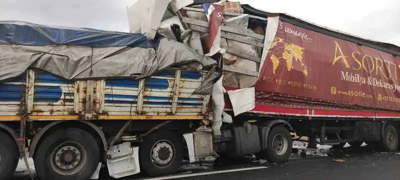 Ereğli’de 2 tır ve 1 minibüsün karıştığı kazada 1 ölü, 3 yaralı
