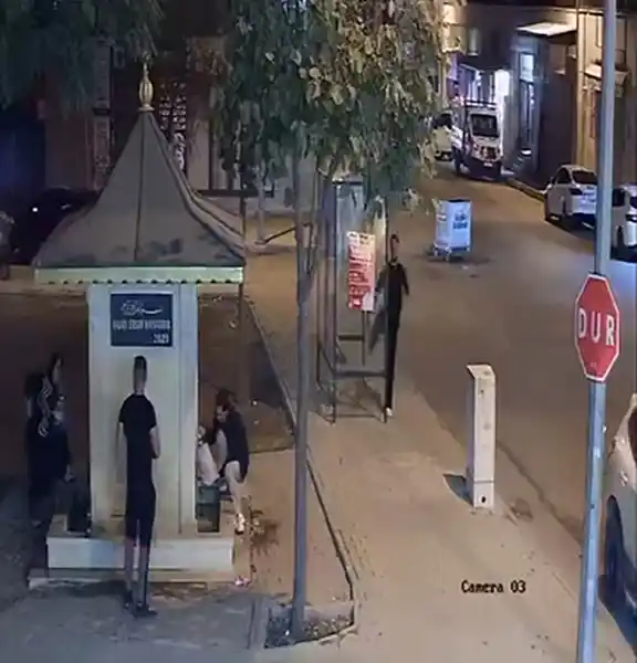 Tekmeyle otobüs durağının camını kırdı
