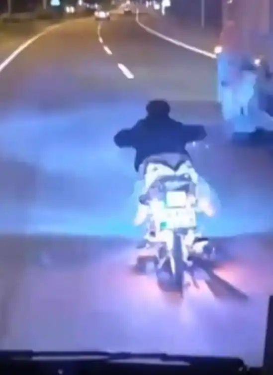 D-100’de motosikletle tehlikeli şov kamerada
