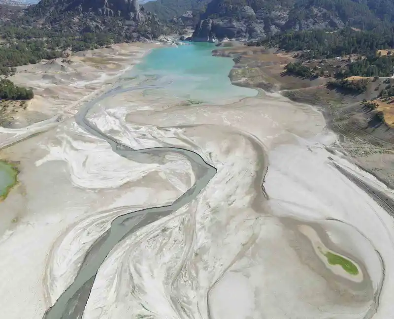 Dron kamerası kuraklığı gözler önüne serdi: Barajda sular çekildi, köylüler acur ekti
