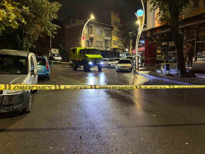 Sokak ortasında cinayet kamerada: Jiletle çevreye rahatsızlık veren şahıs silahla vuruldu
