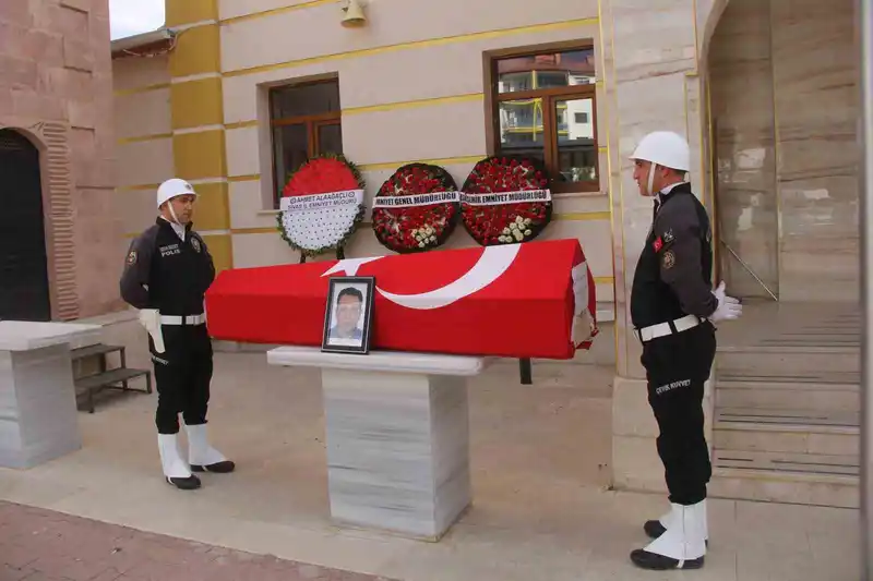 Kansere yenik düşen polis memuru, Sivas’ta toprağa verildi
