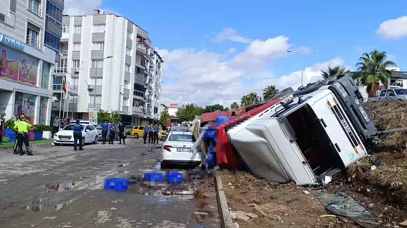 İzmir’de kontrolden çıkan tır yan yola uçtu: 2 araç ezildi
