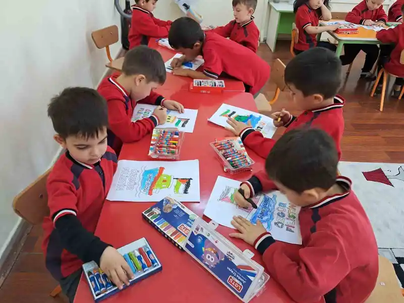 Minik öğrenciler Filistin’i resmetti