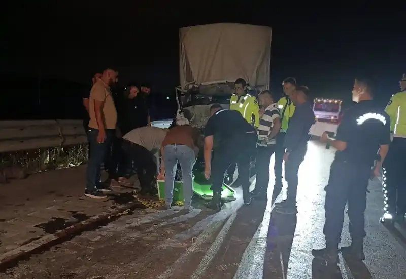 Gaziantep’te kamyonet kamyona arkadan çarptı: 1 ölü, 1 ağır yaralı
