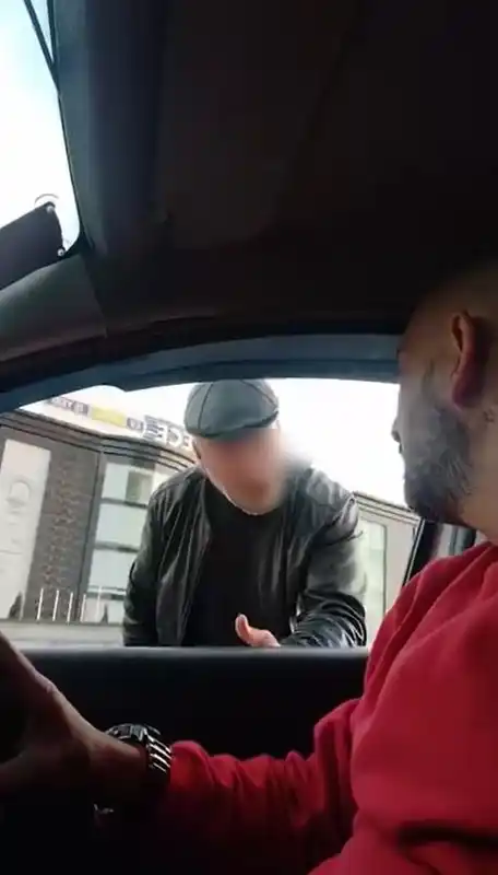 Başakşehir’de taksi sürücüsün yolcu kavgası kamerada
