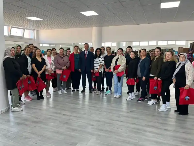 Başkan Ercan’dan sabah sporuna katılan kadınlara sürpriz hediye
