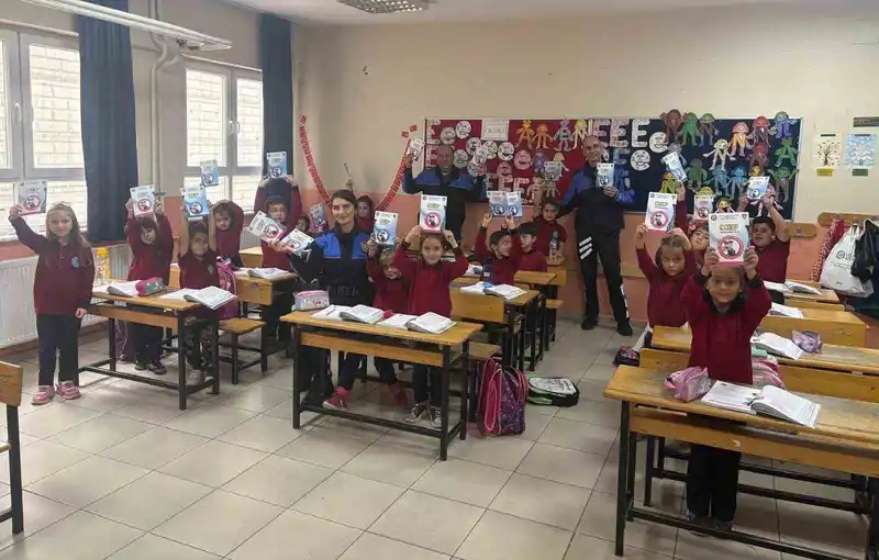 Polis ekipleri, anaokulu ve ilkokulu öğrencilerine eğtim verdi

