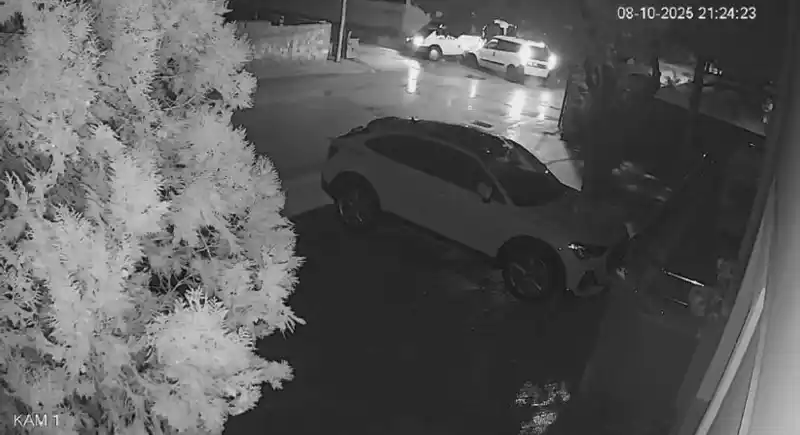 Minibüsle hafif ticari aracın çarpıştığı kaza kamerada
