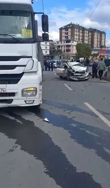 Arnavutköy’de otomobil tıra arkadan çarptı: 1 ölü
