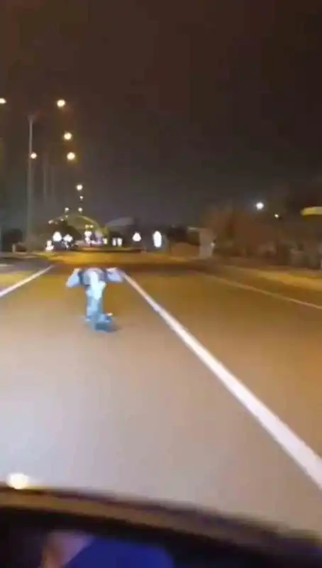 Motosikleti üzerine yatarak kullandı, ölüme davetiye çıkardı
